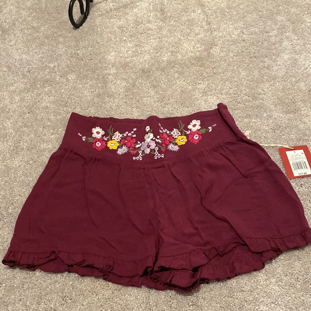Mossimo women’s shorts with embroidered floral detail. Size small